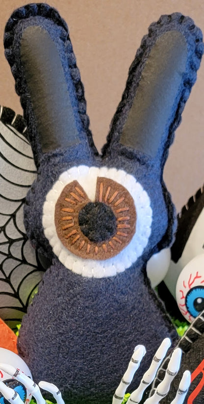 Grey Killer Cyclops Bunny Plush – Horror Easter Bunny with Bloody Knife – Handmade Felt Creepy Bunny – Gothic Gift – Dark Decor