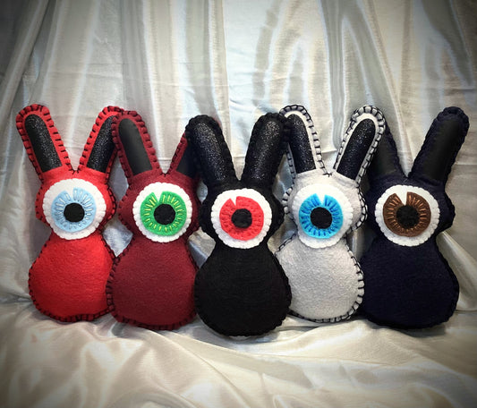 Maroon Killer Cyclops Bunny Plush – Horror Easter Bunny with Bloody Knife – Handmade Felt Creepy Bunny – Gothic Gift – Dark Decor