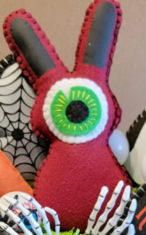 Grey Killer Cyclops Bunny Plush – Horror Easter Bunny with Bloody Knife – Handmade Felt Creepy Bunny – Gothic Gift – Dark Decor