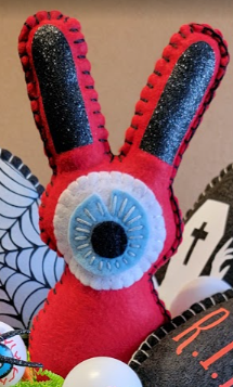 Grey Killer Cyclops Bunny Plush – Horror Easter Bunny with Bloody Knife – Handmade Felt Creepy Bunny – Gothic Gift – Dark Decor